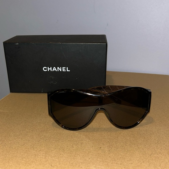 Chanel sunglasses - Picture 1 of 2